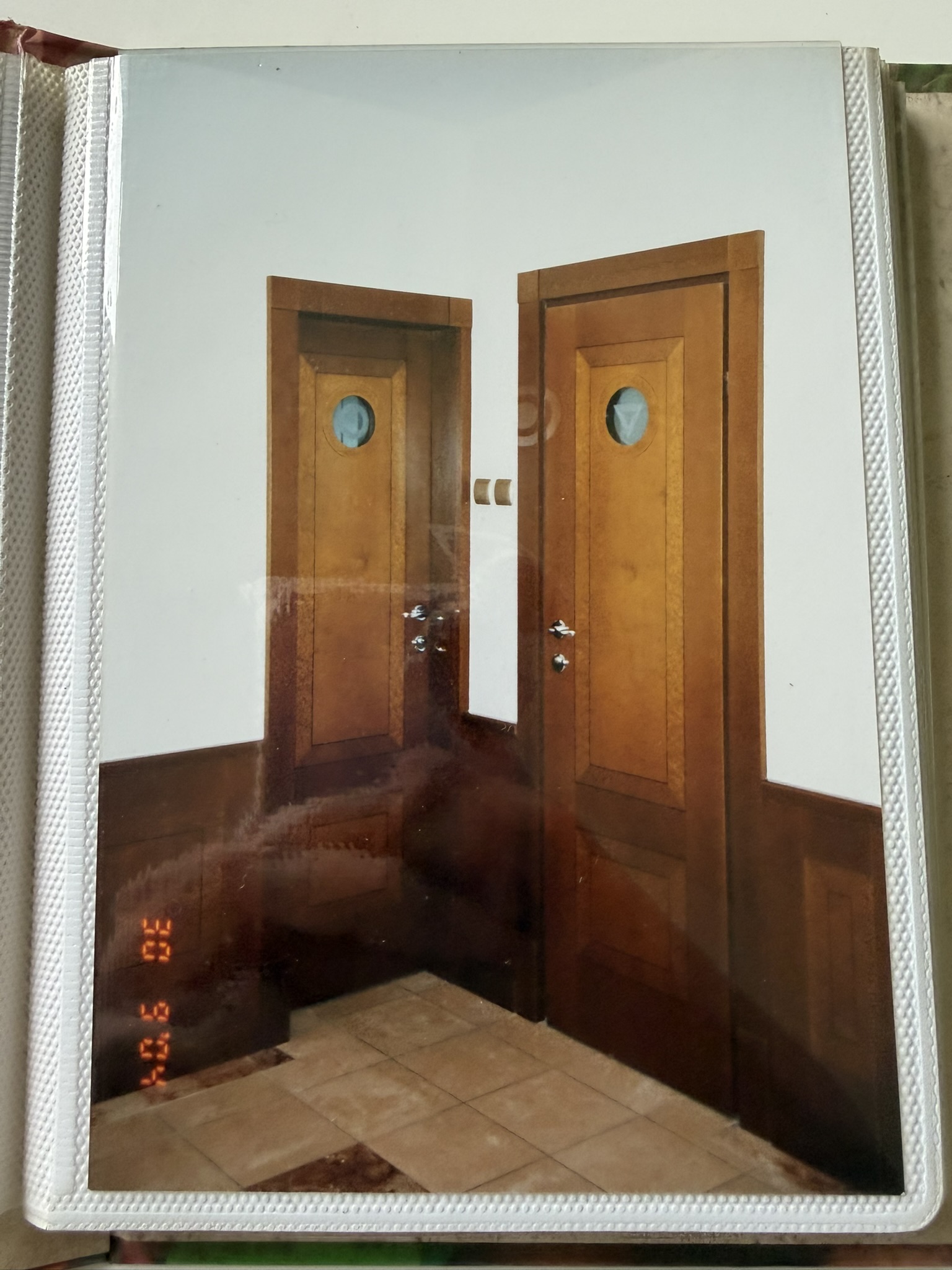 Archiwalna fotografia pary drzwi z okrągłymi przeszkleniami