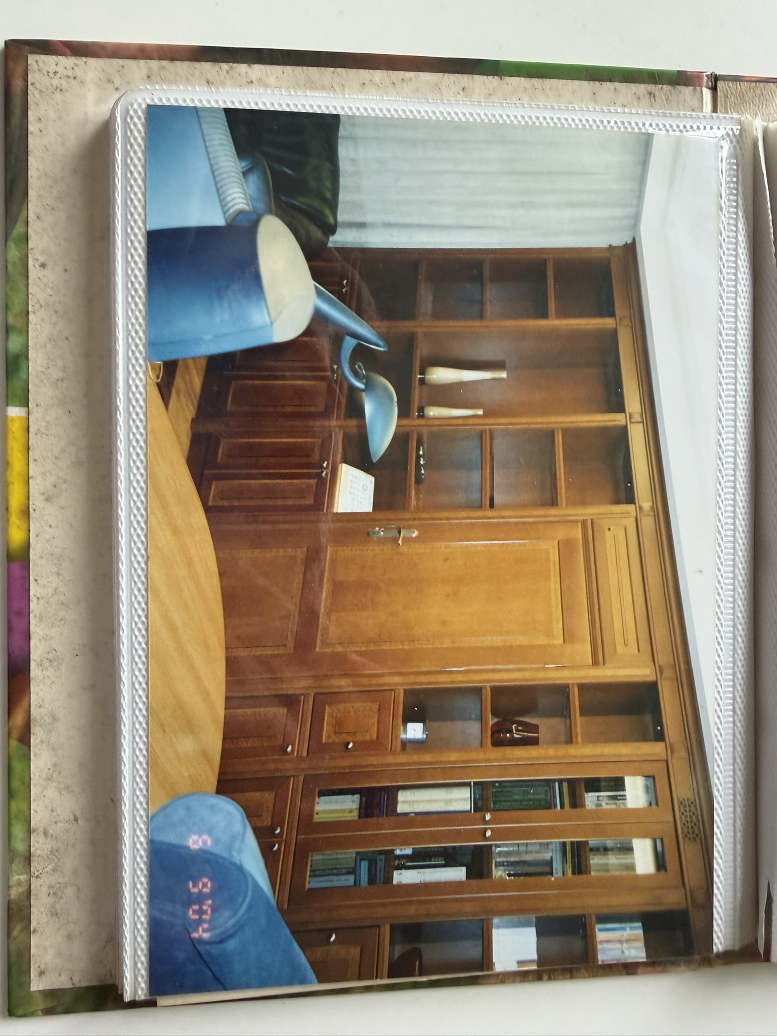 Archiwalna fotografia biblioteki i szafek otaczających drzwi