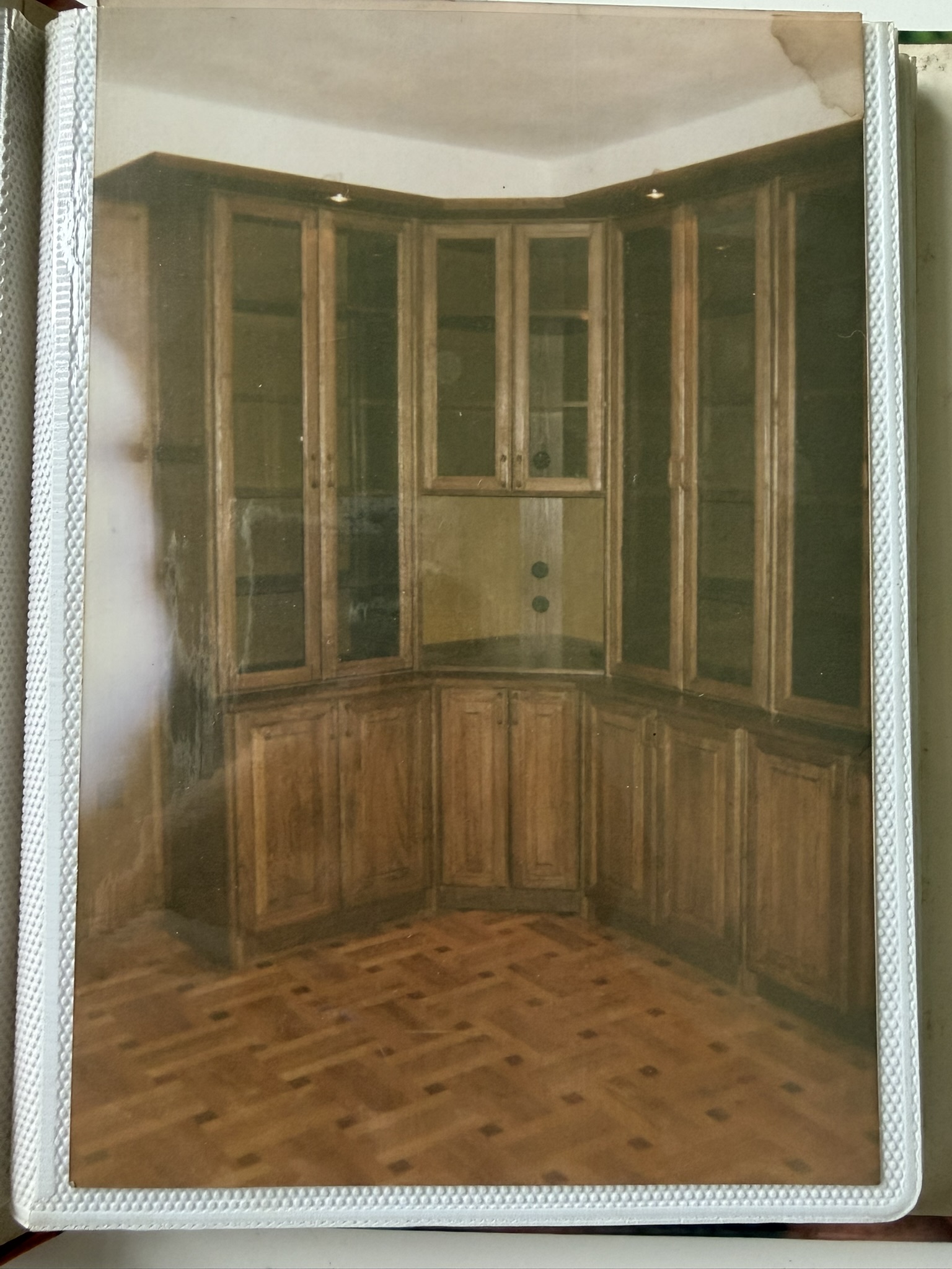 Archiwalna fotografia przeszklonej zabudowy narożnej z dolnymi szafkami